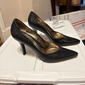 Kenneth Cole Black Textured Leather Scalloped Edge High Heels/Pumps